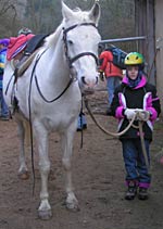 Der kleinen Reiterin steht die Anspannung ins Gesicht geschrieben... was man von den Pferd nicht behaupten kann